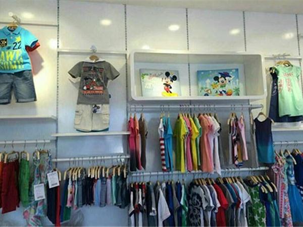 猪跑跑时尚童装店铺展示