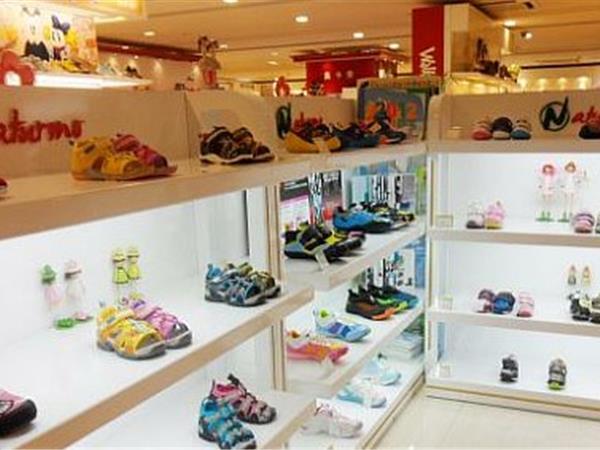 那都乐童鞋店铺展示