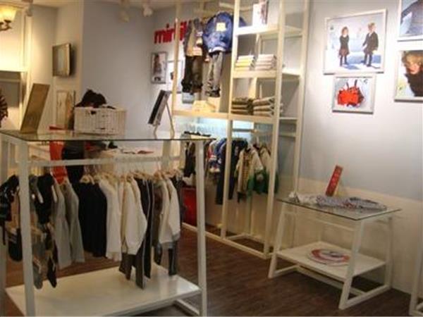 米提诺时尚童装店铺展示