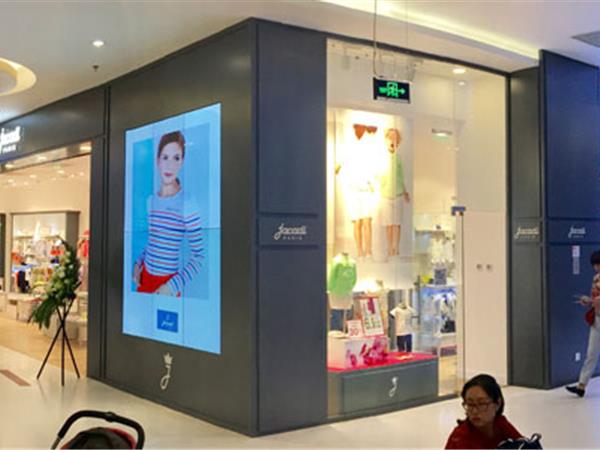 亚卡迪时尚童装店铺展示