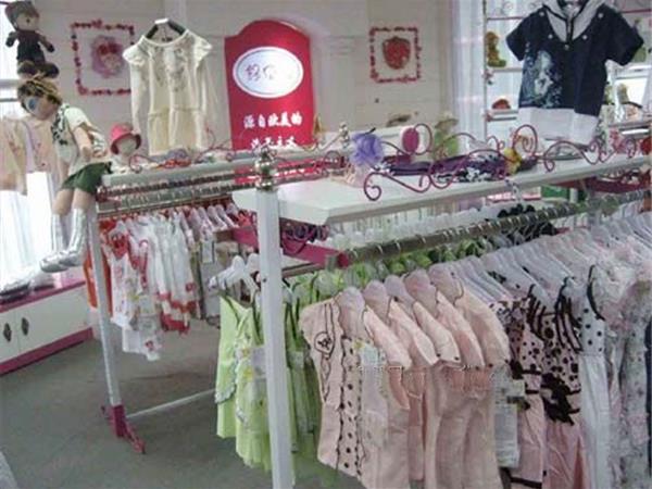 舒贝儿时尚童装店铺展示