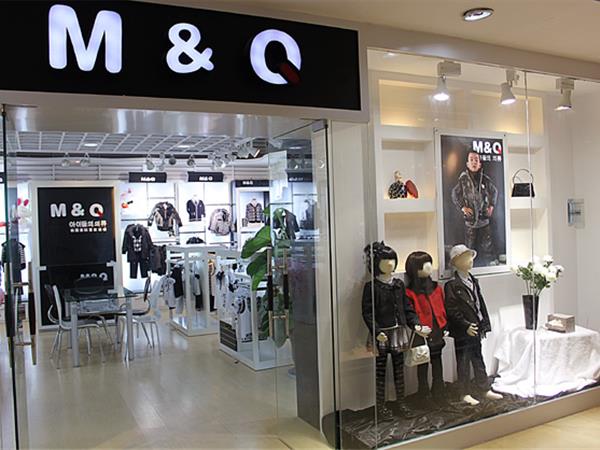 麦秋时尚童装店铺展示