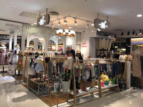萌度时尚童装店铺展示
