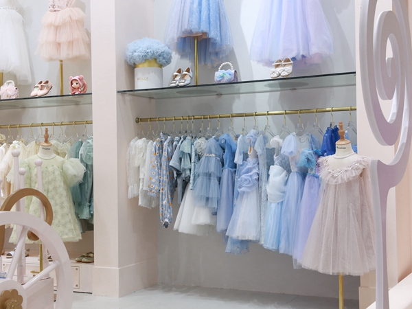 蓬纱馆青少年装店铺展示