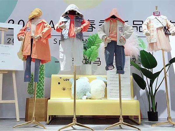 爱西西时尚童装店铺展示