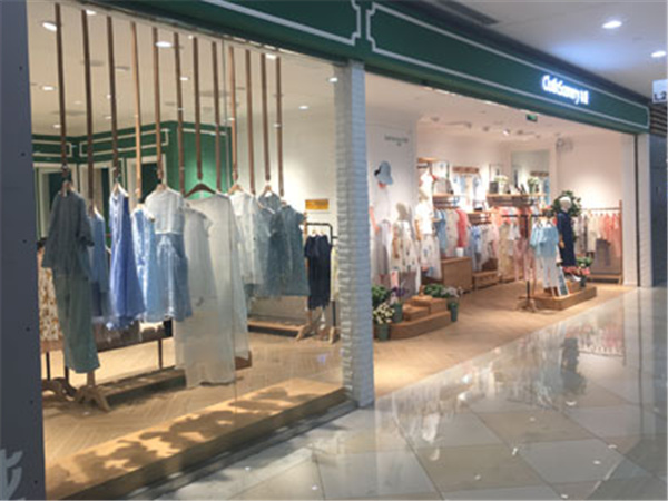 布景青少年装店铺展示