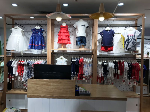 斑尚潮童时尚童装店铺展示