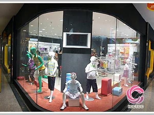 七彩城时尚童装店铺展示
