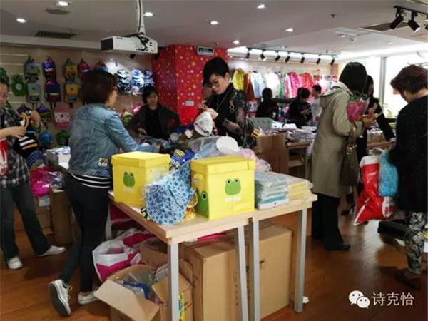 诗克恰时尚童装店铺展示
