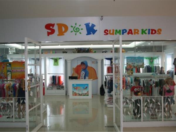 森柏阮时尚童装店铺展示