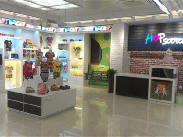 跳格子时尚童装店铺展示