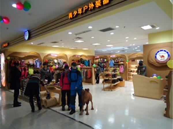 小骆驼时尚童装店铺展示