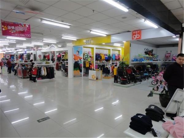 可贝鲁时尚童装店铺展示