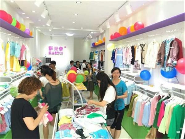 萨米奇时尚童装店铺展示