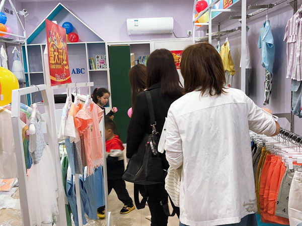 KISS ABC时尚童装店铺展示