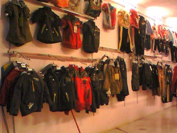 金色童年时尚童装店铺展示