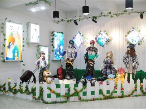 百变乐园时尚童装店铺展示