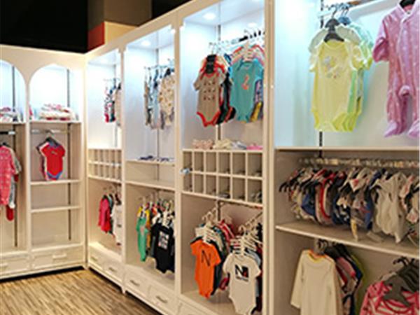 奥米多韩版童装店铺展示