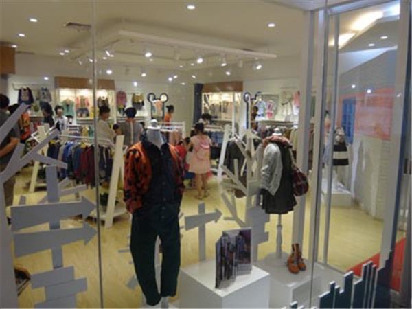 三只鼠婴童装店铺展示