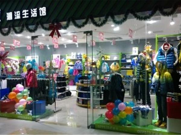 越位时尚童装店铺展示