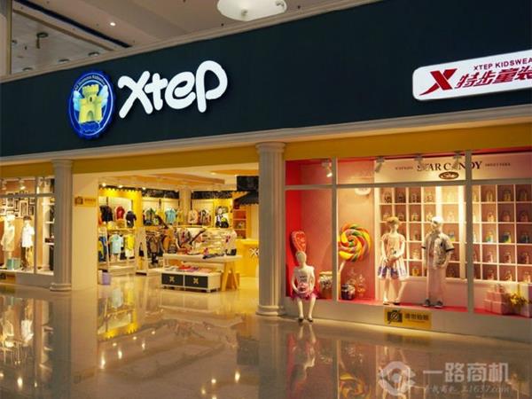 特步时尚童装店铺展示