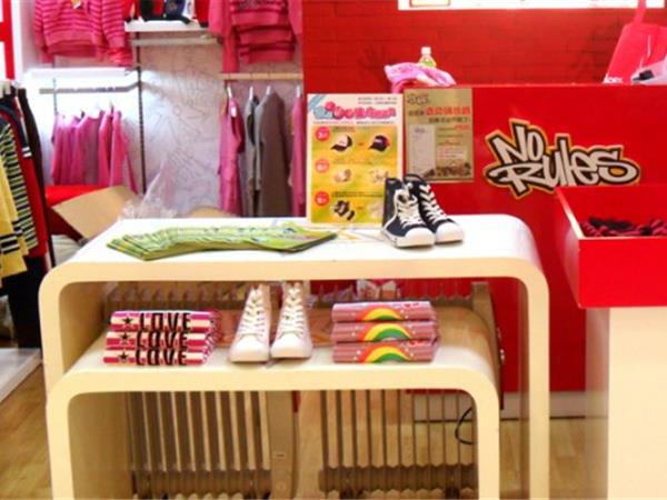 诺路斯时尚童装店铺展示