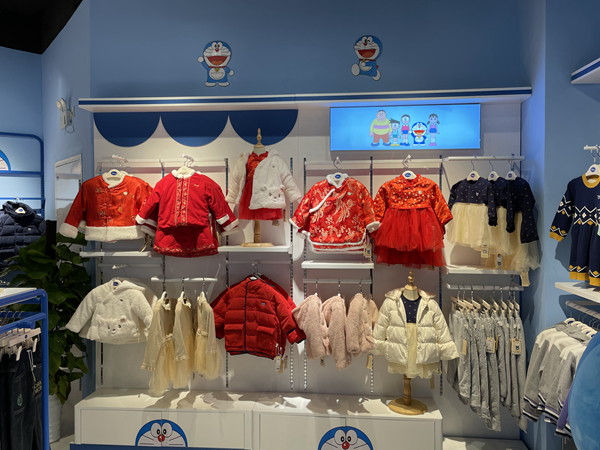 哆啦A梦青少年装店铺展示