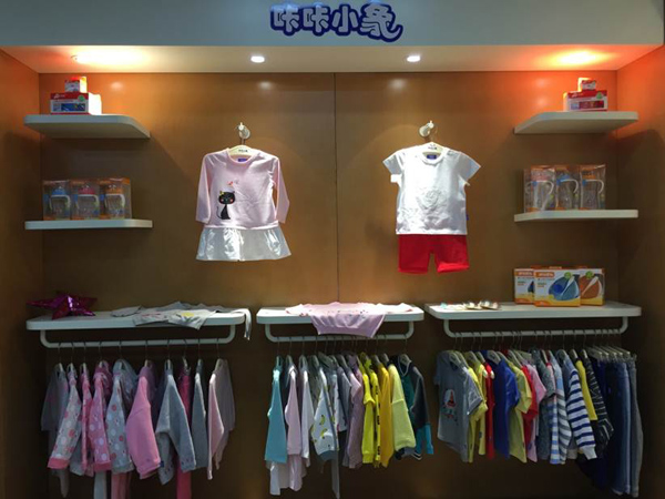 咔咔小象时尚童装店铺展示