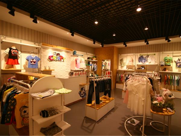 俏比儿童站时尚童装店铺展示