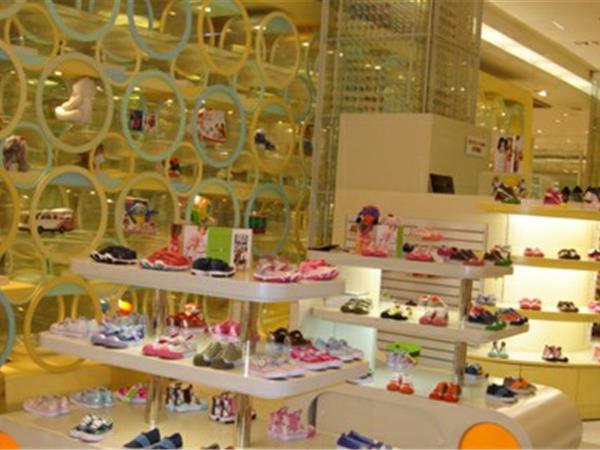 摩根及麦洛童鞋店铺展示
