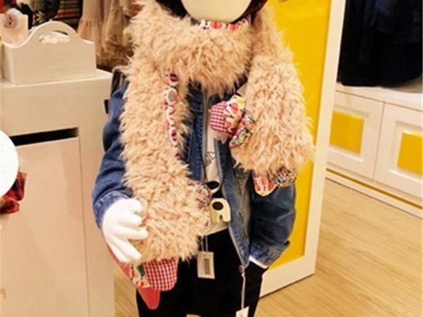皮咔精灵时尚童装店铺展示