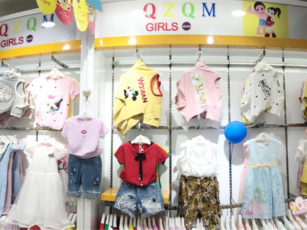 七仔七妹时尚童装店铺展示
