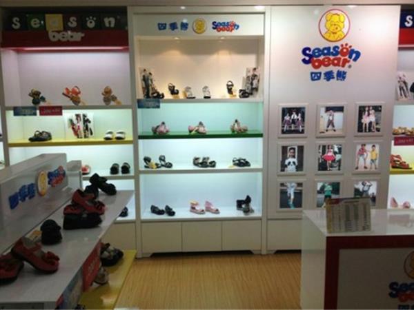 四季熊童鞋时尚童装店铺展示