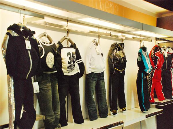 衣恒婴童装店铺展示