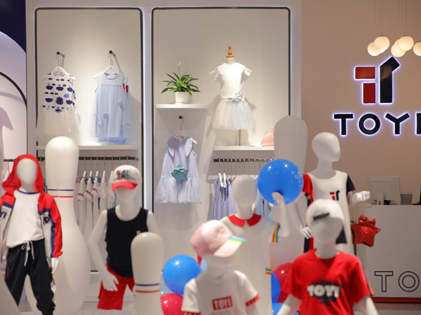脱颖时尚童装店铺展示
