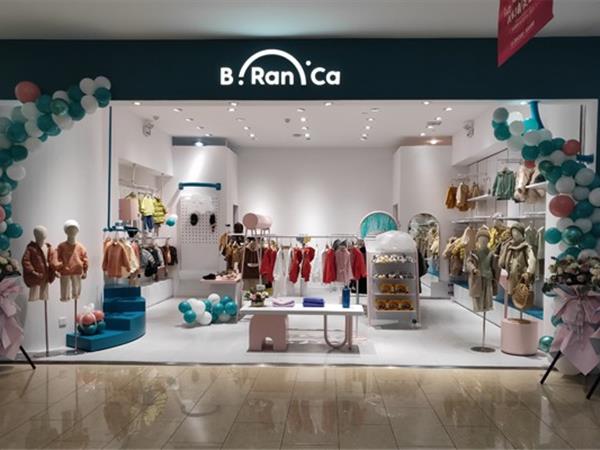 Branca时尚童装店铺展示