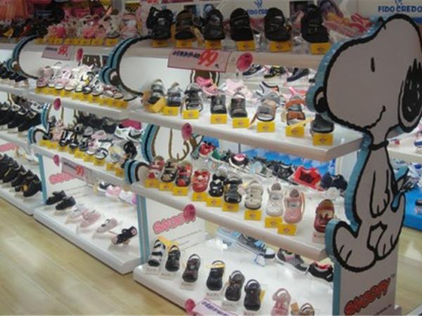 四季熊童鞋时尚童装店铺展示
