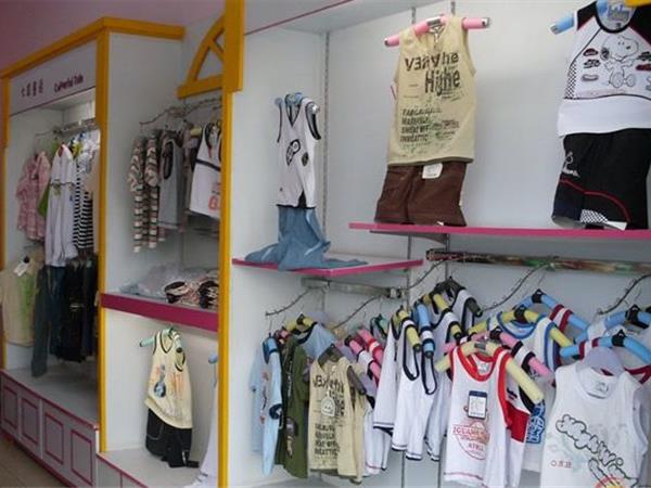 七彩童话青少年装店铺展示