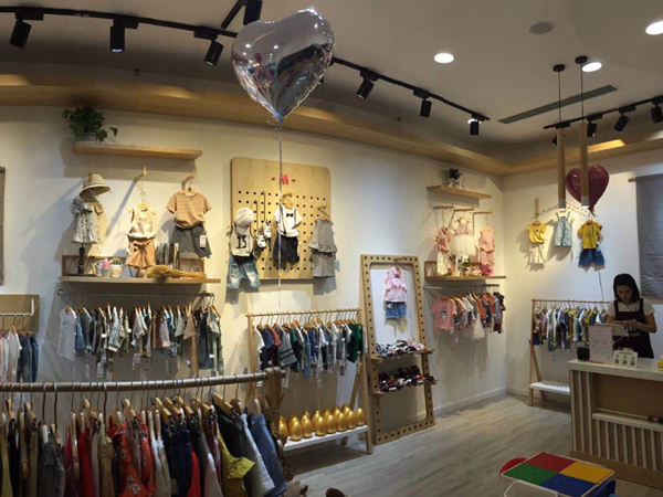 萌度时尚童装店铺展示