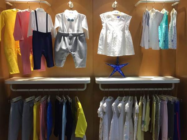 咔咔小象时尚童装店铺展示