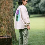 从版式和面料，能看出女生们穿搭的衣品